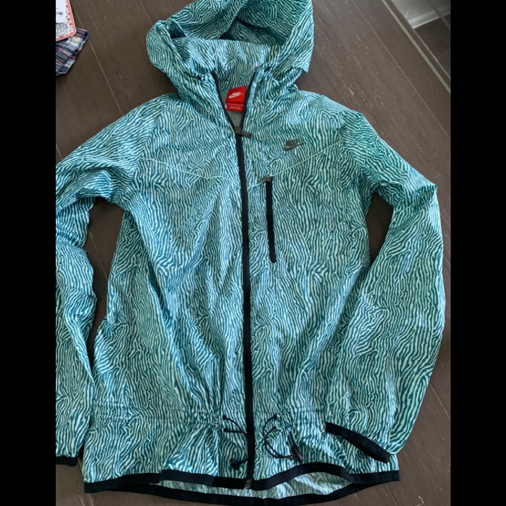 Nike jacket S unusual style! Love the bungee